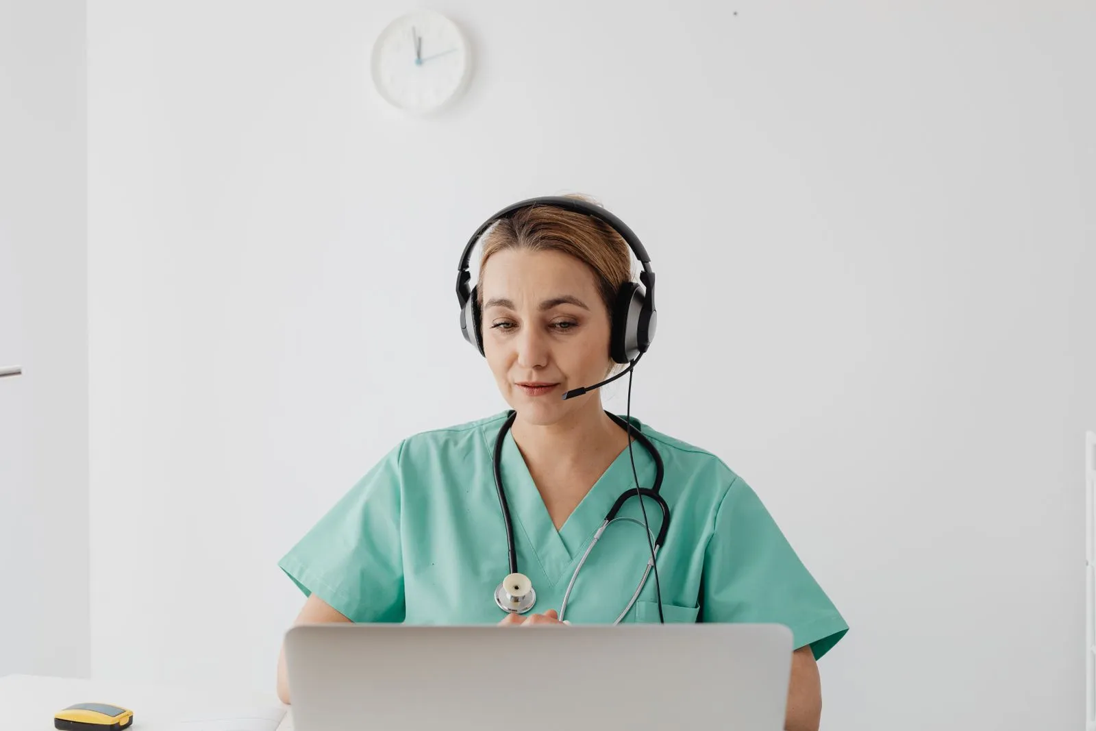 Un patient consulte un médecin sur un écran d'ordinateur, depuis son salon lumineux.
